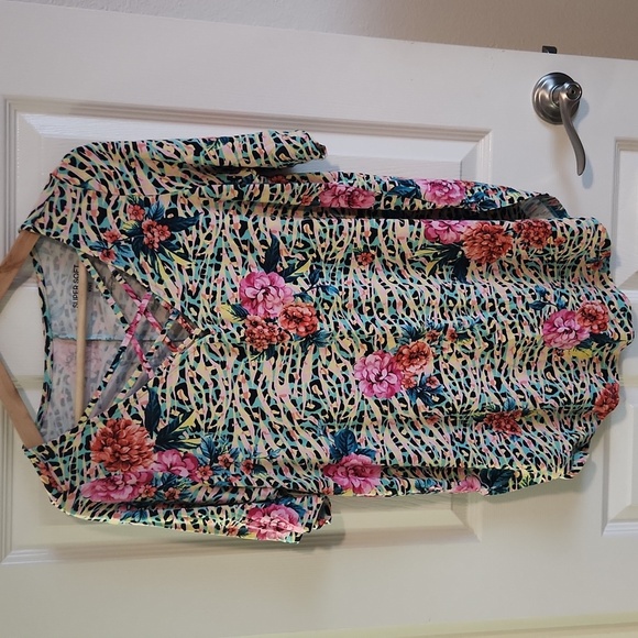 Torrid Super Soft Knit Tee Shirt Floral Animal Print Size 0 - Picture 3 of 9